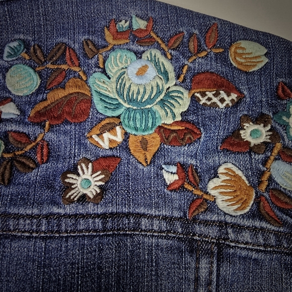 OILILY Women's Vintage Embroidered Denim Jacket - Picture 10 of 15